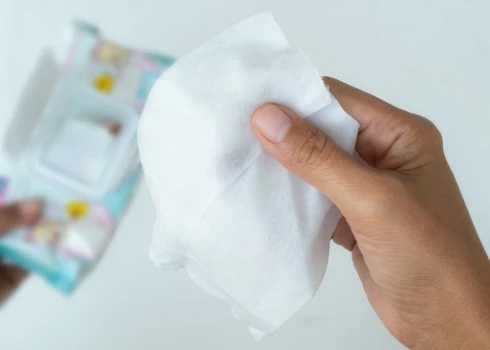 Влажные салфетки загрязняют природу и вредят здоровью.