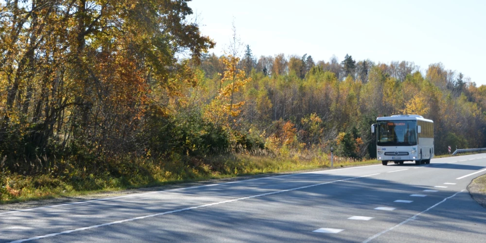 Valmieras pusē slēgs vairākus autobusa maršrutus.