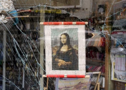 Zaglis iznesa “Monu Lizu” no Luvras, paslēpjot to zem mēteļa.