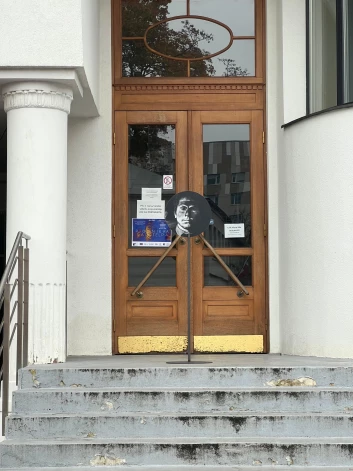 uris Podnieks savulaik savos dokumentālajos vēstījumos iemūžinājis leģendāras Latvijas kultūras personības, arī dzejnieku Ojāru Vācieti.