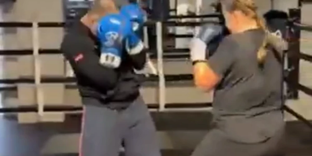 Aļona Ostapenko šoreiz necīnās kortā, bet ringā (ekrānuzņēmums no video)