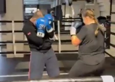 Latvijas labākā tenisiste Aļona Ostapenko tenisa kortu nomaina pret brutālāku sporta veidu. VIDEO