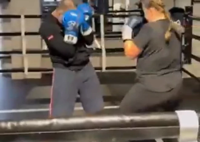 Latvijas labākā tenisiste Aļona Ostapenko tenisa kortu nomaina pret brutālāku sporta veidu. VIDEO