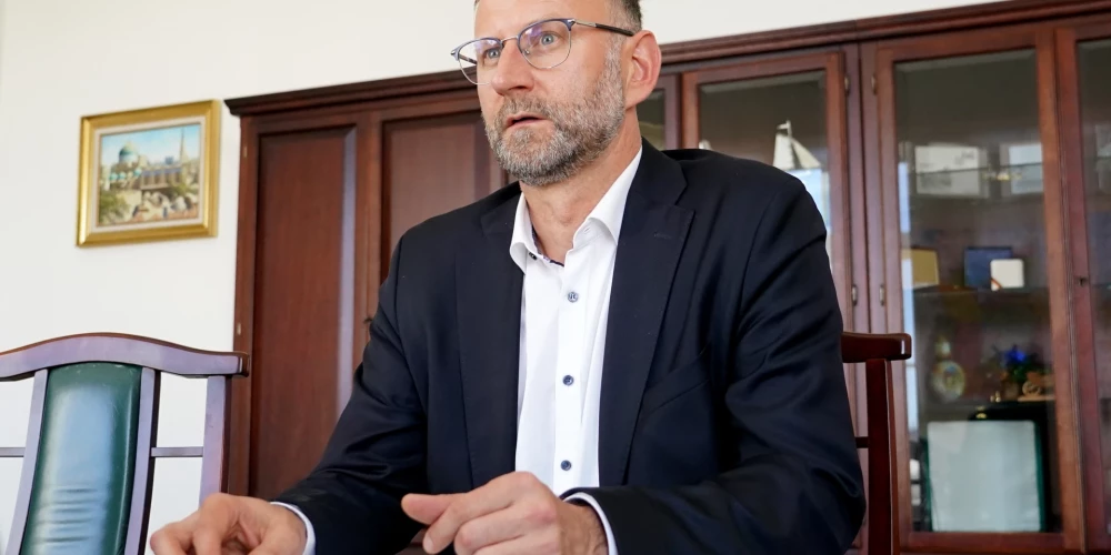 Министр сообщения Атис Швинка.