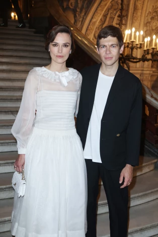 Keira Naitlija ar vīru Džeimsu Raitonu Parīzes modes nedēļā 2024. gadā.