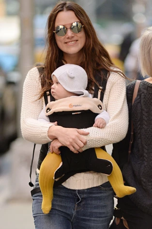 Keira Naitlija ar pirmdzimto meitu 2015. gada oktobrī.