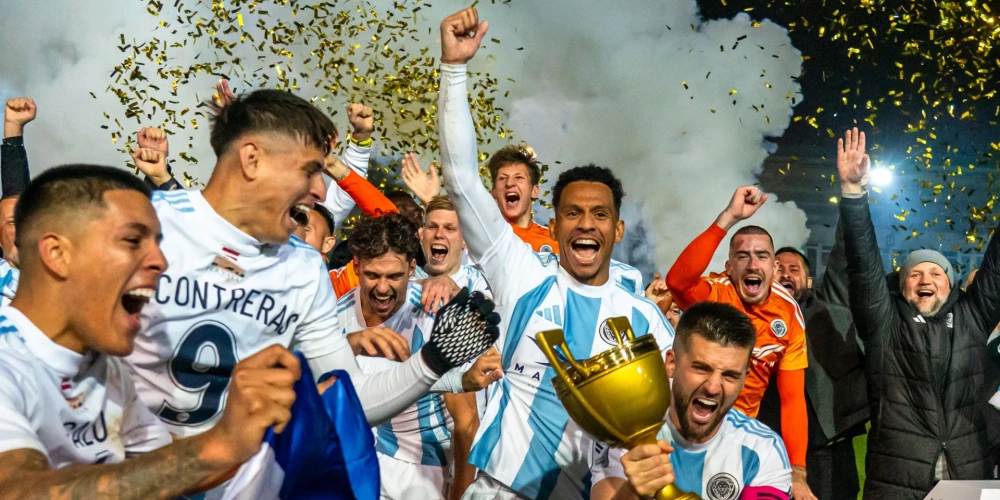 "Riga" futbolisti līksmo pēc čempiontitula nodrošināšanas (foto: Riga čempions Oļegs Baibakovs)