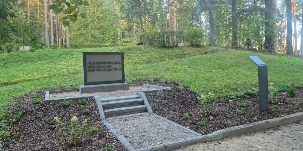 Holokausta upuru pārapbedīšanas vieta Smiltenes Meža kapos (foto: Smiltenes novada pašvaldība)