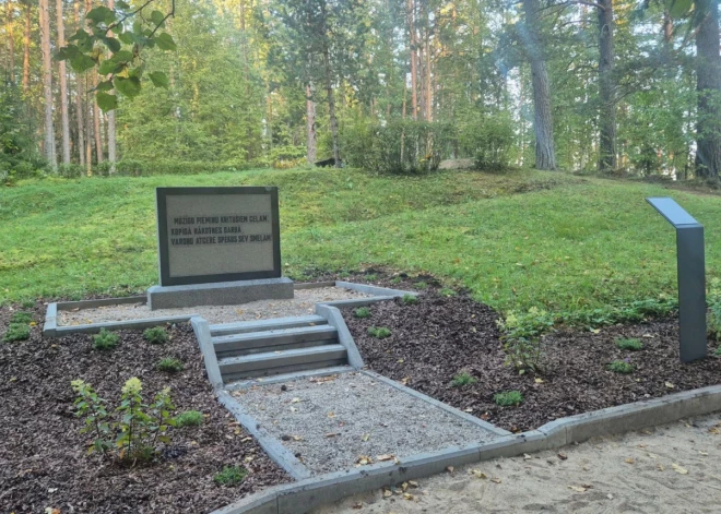Sakārtota un labiekārtota Holokausta upuru pārapbedīšanas vieta Smiltenes Meža kapos