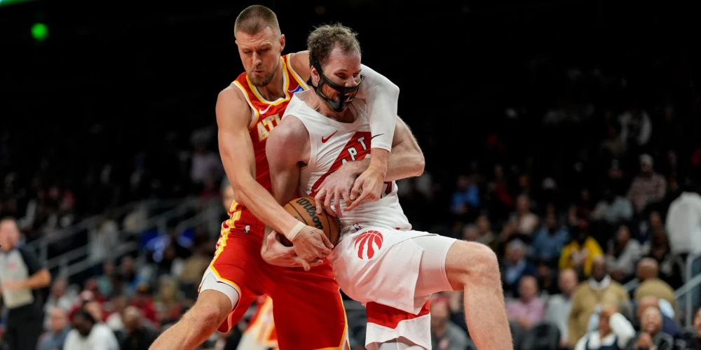 Ar Kristapa Porziņģa 20 punktiem un labo sniegumu nepietika, lai "Hawks" izglābtos no smagā zaudējuma "Raptors" sezonas pirmajā spēlē (foto: Scanpix / AP)