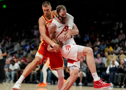 Ar Kristapa Porziņģa 20 punktiem un labo sniegumu nepietika, lai "Hawks" izglābtos no smagā zaudējuma "Raptors" sezonas pirmajā spēlē (foto: Scanpix / AP)