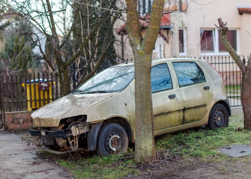 Olaines novada dome beidzot nolēmusi ķerties klāt pamestajiem automašīnu vrakiem un tos aizvākt no publikas acīm.