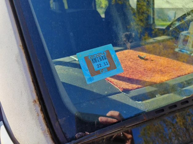 Vienai otrai Olaines autostāvvietās novietotai mašīnai uz ceļa ir aizliegts rādīties jau daudzus mēnešus.