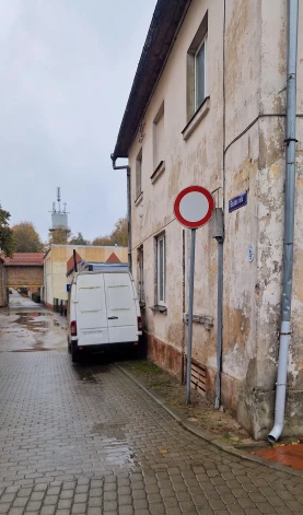 Nerātnie vecāki pie Bauskas bērnudārza neievēro ceļa zīmes un rāda bērniem sliktu priekšzīmi.