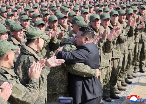 . Ziemeļkoreja ir sākusi celt memoriālu karavīriem, kas krituši, karojot Krievijas pusē pret Ukrainu. Tā sauktais Kaujas varoņdarbu piemiņas muzejs tiek celts Phenjanā. Tā pamatakmens likšanas ceremonijā piedalījās Ziemeļkorejas līderis Kims Čenuns.