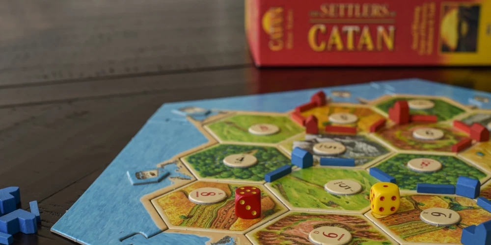 Игра не раз становилась объектом критики — ее обвиняли в пропаганде колониализма поселенцев. Но это не помешало Catan стать культурным феноменом.
