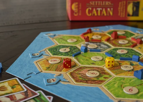 Игра не раз становилась объектом критики — ее обвиняли в пропаганде колониализма поселенцев. Но это не помешало Catan стать культурным феноменом.