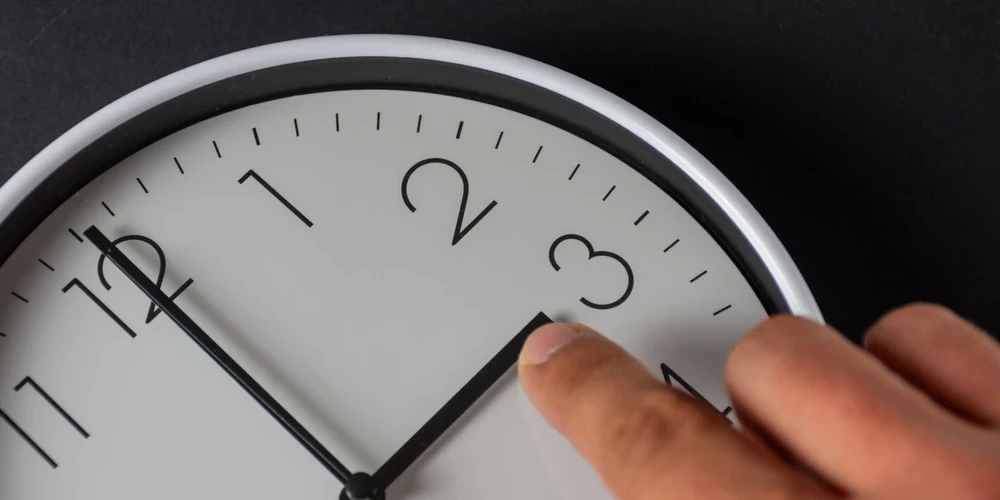 Пока Евросоюз остаётся в состоянии вечной неопределённости — переводить или не переводить, — а его жители продолжают каждую весну и осень выполнять один и тот же ритуал, которому уже больше ста лет.