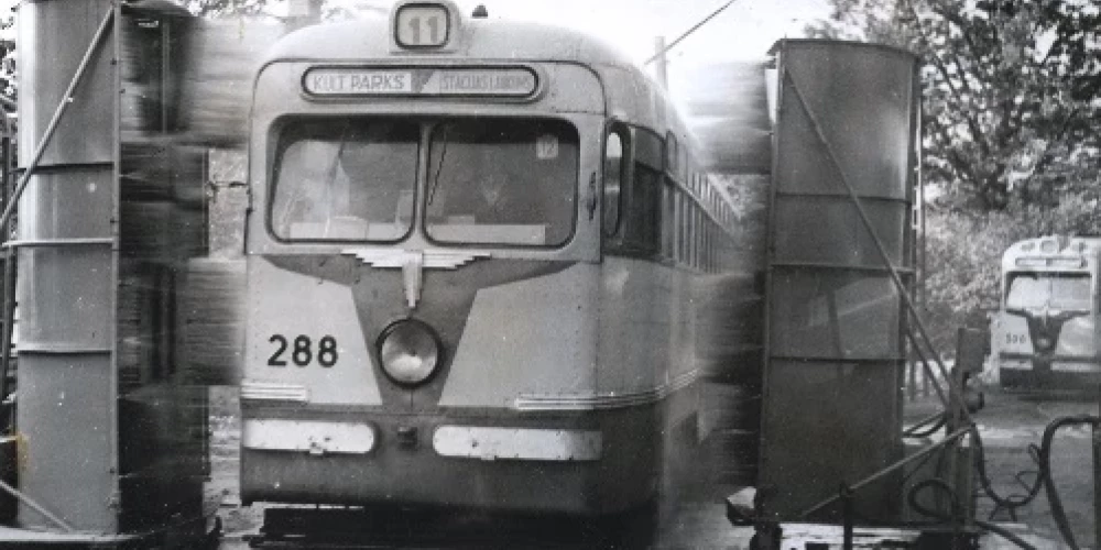 11. tramvajs tāpat kā šodien kursēja no centra līdz Mežaparkam, bet kādreiz to mazgāja pavisam savādāk.
