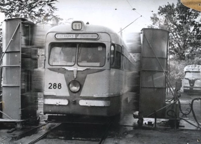 11. tramvajs tāpat kā šodien kursēja no centra līdz Mežaparkam, bet kādreiz to mazgāja pavisam savādāk.