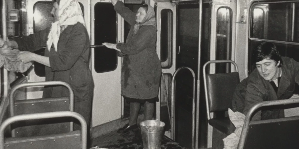 Tramvaja salonu uzpoš vesela meiteņu brigāde.