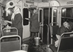 UNIKĀLI FOTO: kā agrāk mazgāja tramvajus un autobusus