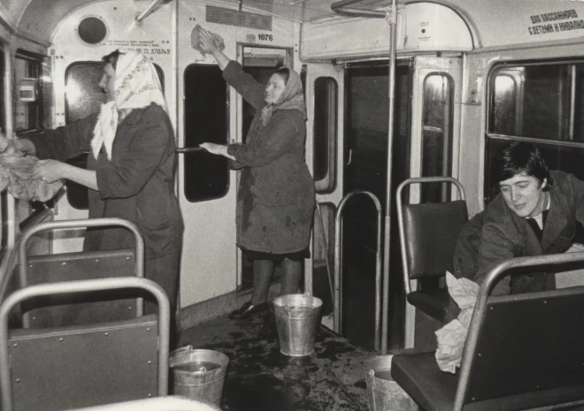 Tramvaja salonu uzpoš vesela meiteņu brigāde.