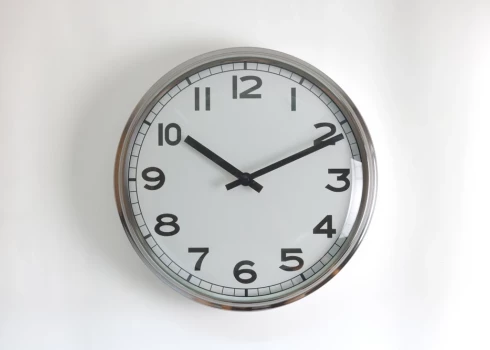 Naktī uz svētdienu pulksteņa rādītāji jāpagriež par stundu atpakaļ.