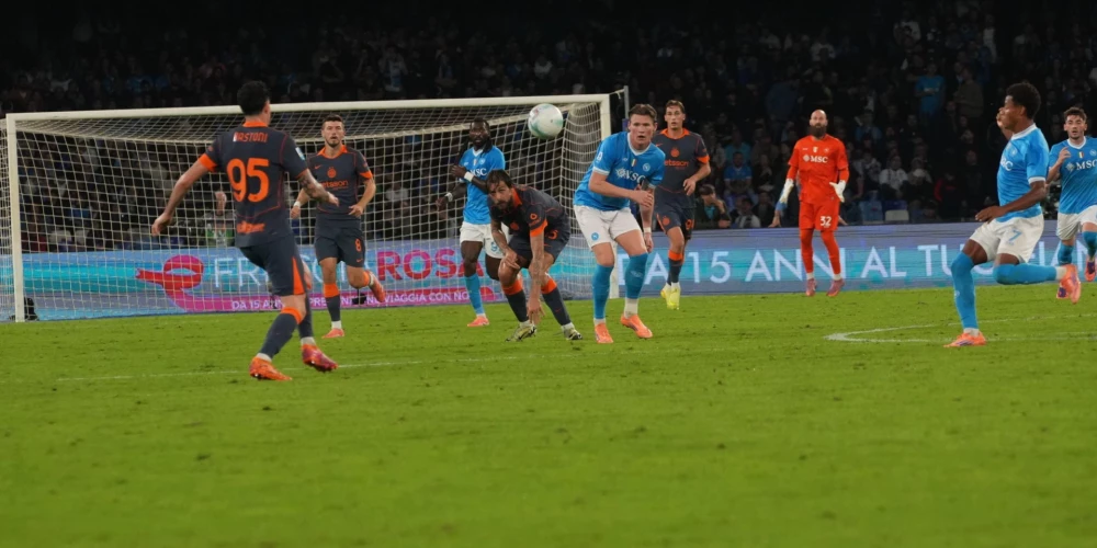 "Napoli" pēc uzvaras pār "Inter" atgūst vadību Itālijas A sērijas futbola čempionātā.