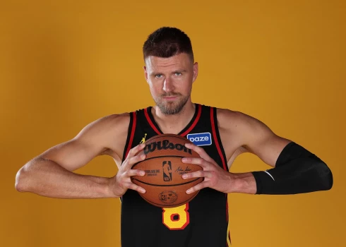 Kristaps Porziņģis beidzot nosaucis, kāda mīklaina slimība liedz basketbolistam sekmīgi nospēlēt pēdējos mačus Bostonas "Celtics" rindās.