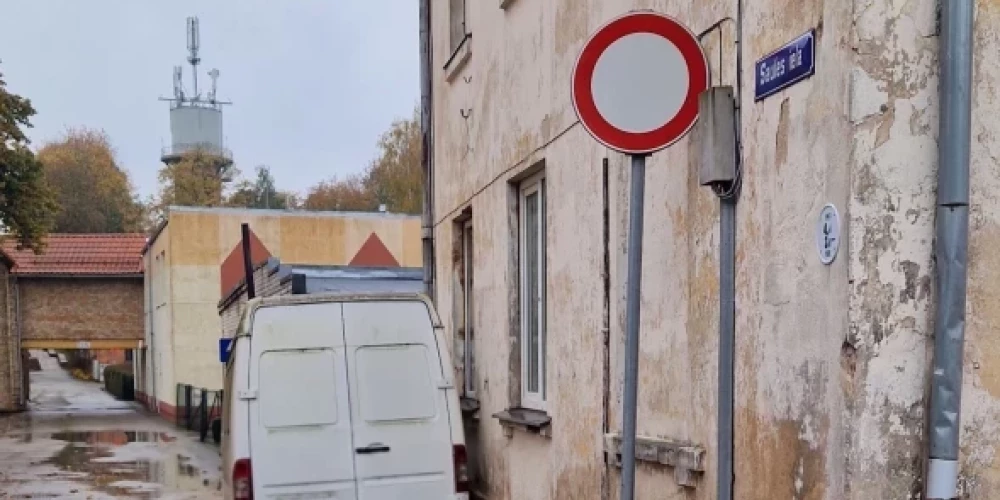 Непослушные родители игнорируют дорожные знаки возле детского сада в Бауске.