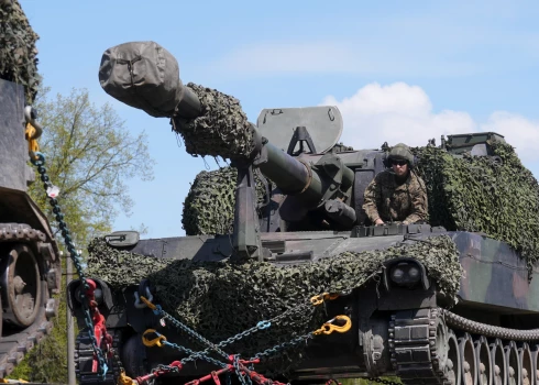Доставка военной техники Национальных вооруженных сил, чтобы обеспечить выполнение учебных задач на военном полигоне в Селии.
