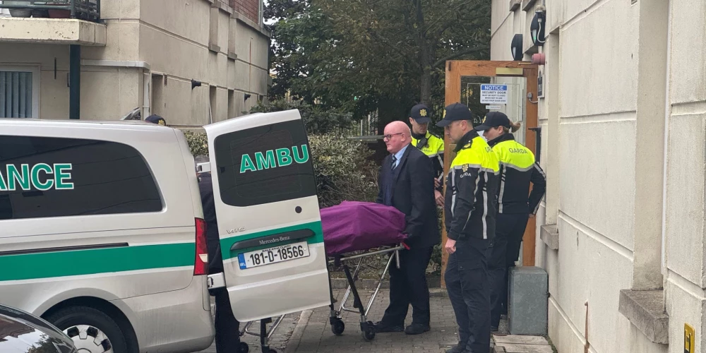 Тело убитого украинского подростка переносят в машину скорой помощи на месте преступления.