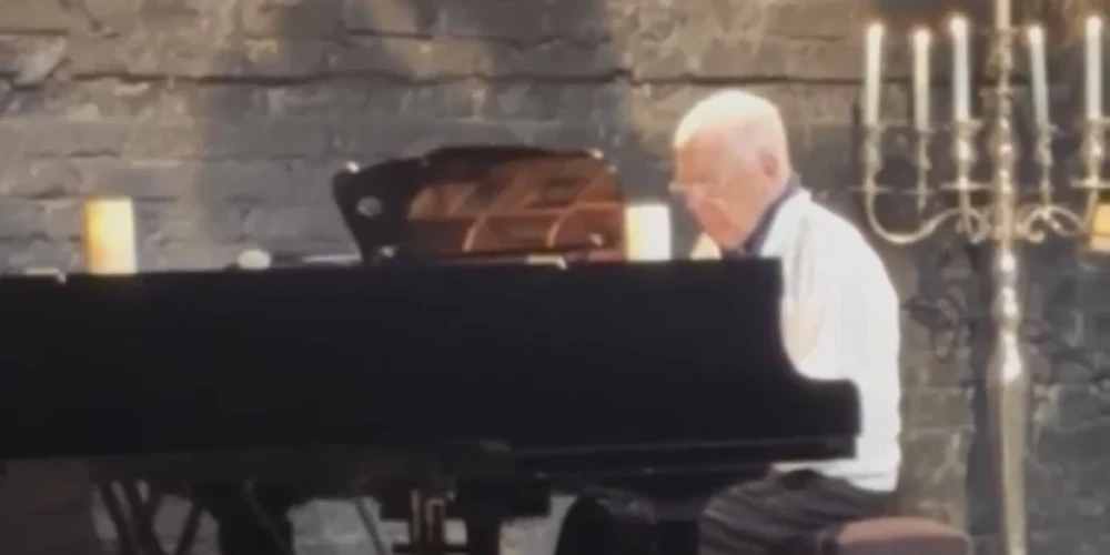 Маэстро снова на сцене, снова за роялем.