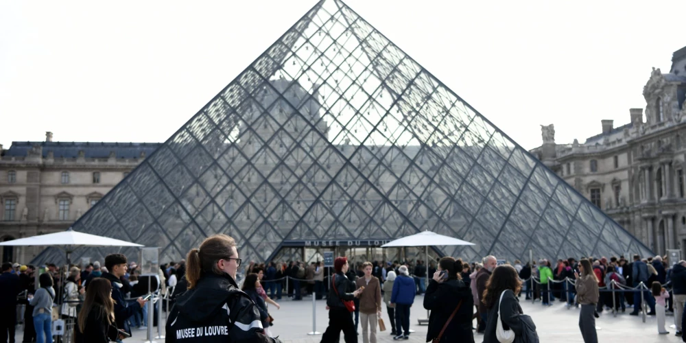 Saistībā ar zādzību Luvras muzejā aizturēti divi vīrieši. 