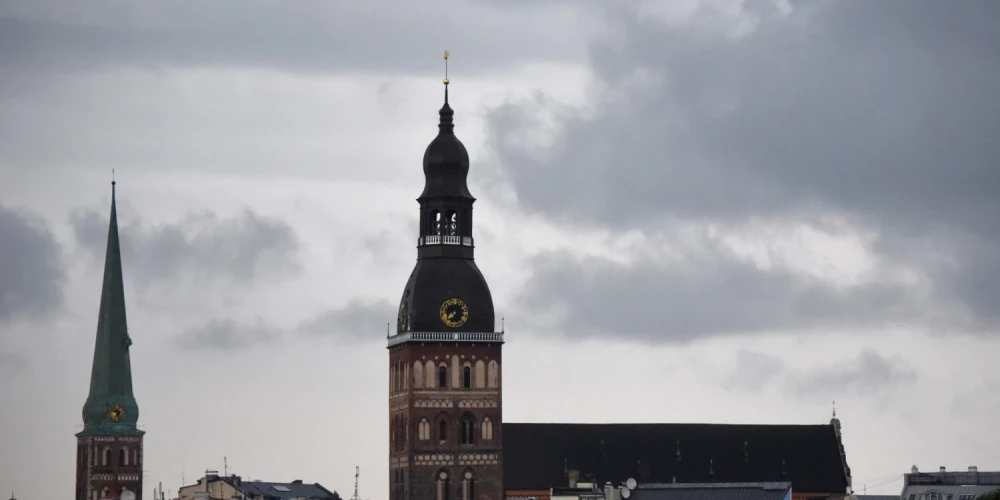 Naktī uz pirmdienu būs mākoņains un daudzviet līs. 