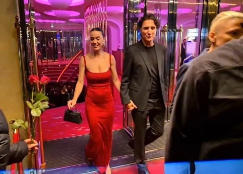 Popzvaigzne Keitija Perija un bijušais Kanādas premjers Džastins trudo manīti Parīzē.