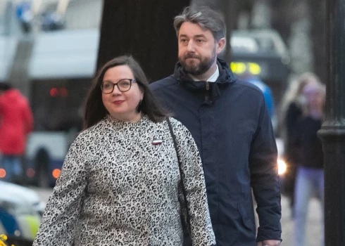 Evita un Andris vēl laulāto draugu statusā, 2022. gada rudenī dodoties uz Saeimas simtgades svinībām Nacionālajā teātrī.