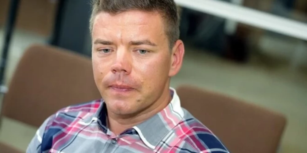 Ar reklāmas speciālistu Lauri Špilleru saistīti uzņēmumi, kas darbojas ar aģentūras “Alpha” zīmolu, bieži uzvar publiskos iepirkumos par spīti tam, ka laiku pa laikam Špillers un viņa firmas iekļūst dažādos skandālos.