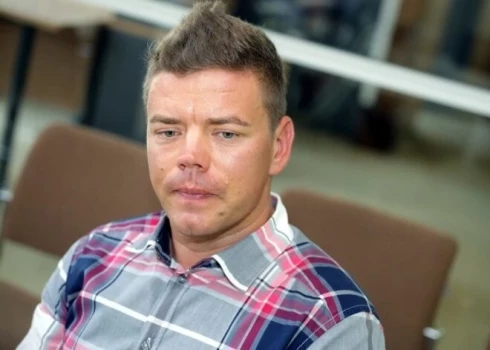 Ar reklāmas speciālistu Lauri Špilleru saistīti uzņēmumi, kas darbojas ar aģentūras “Alpha” zīmolu, bieži uzvar publiskos iepirkumos par spīti tam, ka laiku pa laikam Špillers un viņa firmas iekļūst dažādos skandālos.
