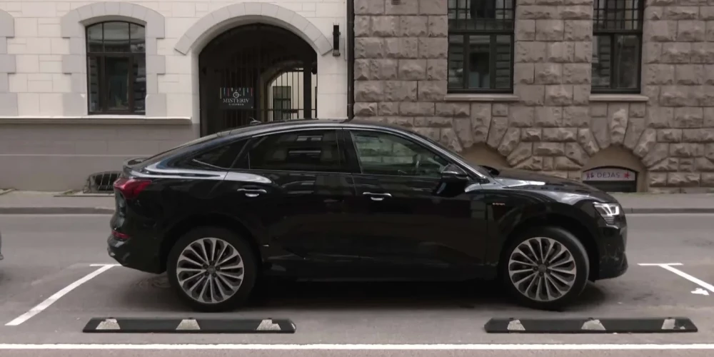 Gada sākumā veiktā aptaujā  puse rīdzinieku pauda viedokli, ka elektroauto jāatceļ bezmaksas stāvēšanas priekšrocības vai tās jāierobežo līdz vienai stundai.