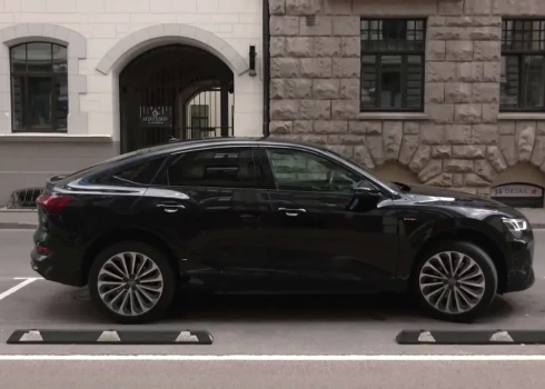 Gada sākumā veiktā aptaujā puse rīdzinieku pauda viedokli, ka elektroauto jāatceļ bezmaksas stāvēšanas priekšrocības vai tās jāierobežo līdz vienai stundai.