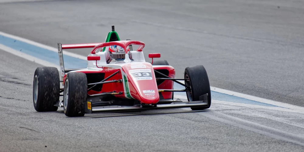 Debitējot šajā līmenī, 18 gadus vecais Štolcermanis savā kvalifikācijas grupā uzrādīja 11. rezultātu, bet sacīksti sāka kā 19. no desmitās rindas.