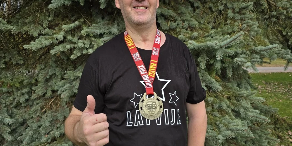Kaspars Gargurnis ar izcīnīto zelta medaļu.