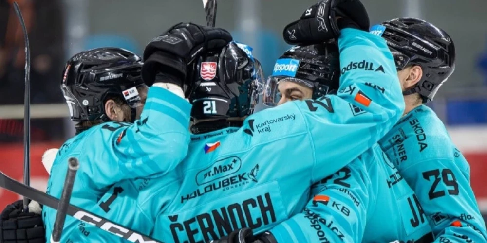 Latvijas aizsargs Jānis Jaks svētdien Čehijas hokeja ekstralīgas mačā guva divus vārtus, palīdzot viņa, Roberta Mamčica un Harlda Egles pārstāvētajai Karlovi Varu "Energie" tikt pie uzvaras.