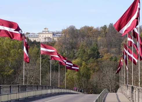 Valsts svētku noformējums uz tilta pār Gauju uz autoceļa Inciems–Sigulda–Ķegums.