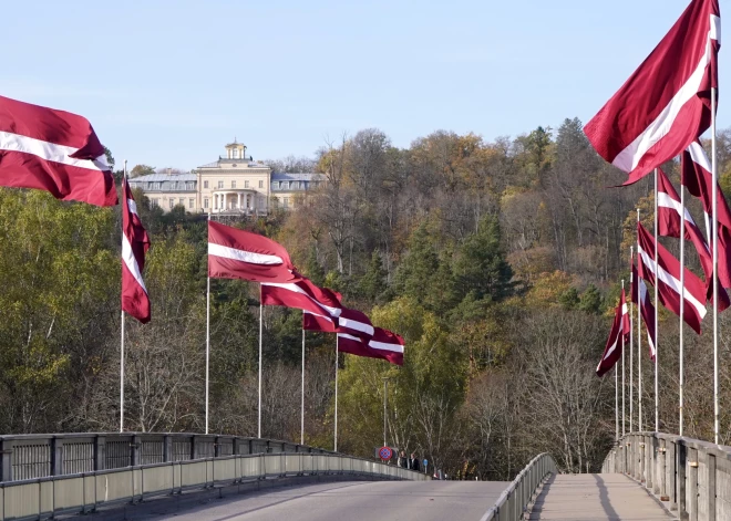 Konkursā “Mana Latvija — mans karogs” skolēni var skolai nopelnīt jaunu karoga mastu