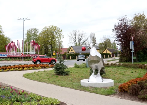 Mārupes novada simbols pupuķis Daugavas ielas rotācijas aplī.