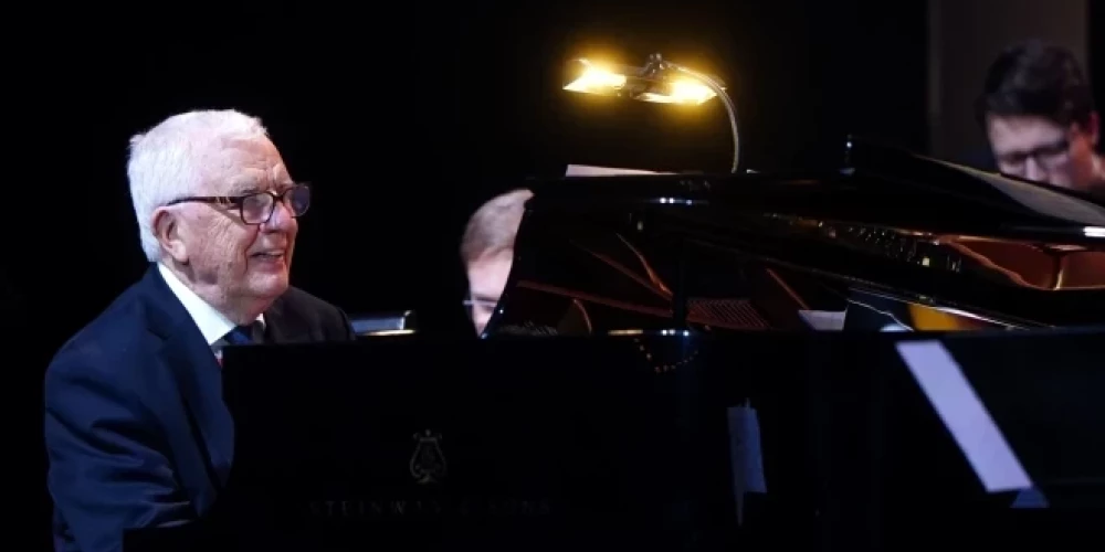 "Меня уведомили [о награде] в тот момент, когда единственным моим удовлетворением было то, что я все еще жив", — сказал Раймонд Паулс.