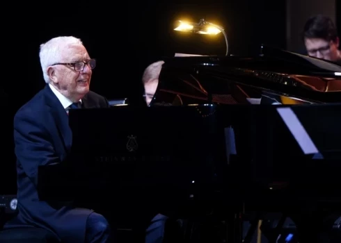 "Меня уведомили [о награде] в тот момент, когда единственным моим удовлетворением было то, что я все еще жив", — сказал Раймонд Паулс.